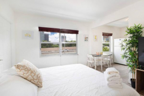 B06 5 min from beach studio Midtown